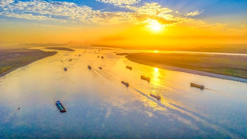 落日照大江 遠(yuǎn)舟渡晚霞